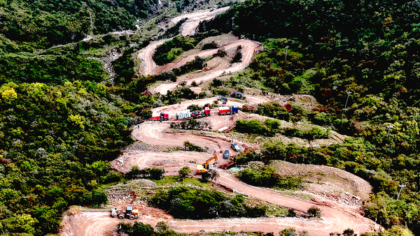 白草坡70MW光伏发电项目现场，整个项目部人员坚守岗位，成功将沉达65吨的主题主变压器安全运抵海拔2940米的升压站，以实干担任为国庆献礼。（摄影人：张博）.jpg